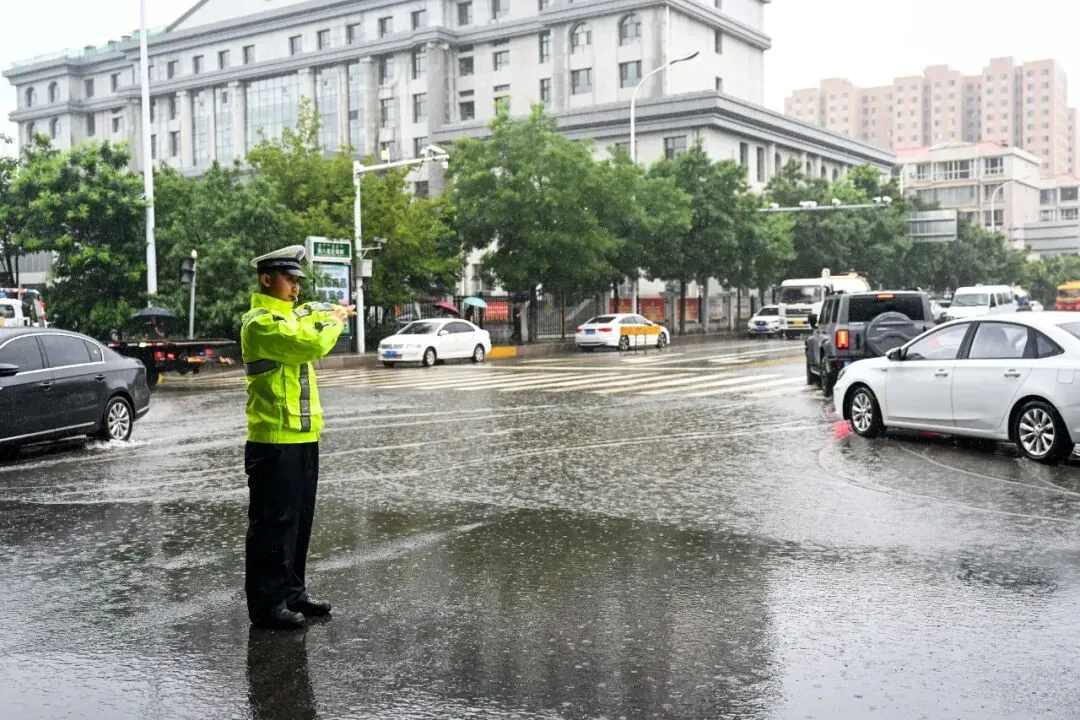 7月26日，在呼和浩特市南二环路，交警引导车辆通行 李志鹏 摄