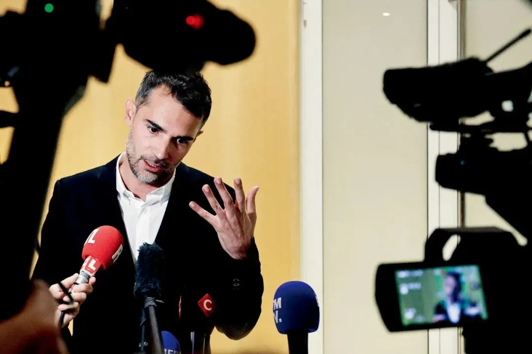 10月27日至28日,10名被告在巴黎刑事法庭出庭。被告之一的法国作家奥雷利安·普瓦松-阿特兰在庭审休息期间接受采访。