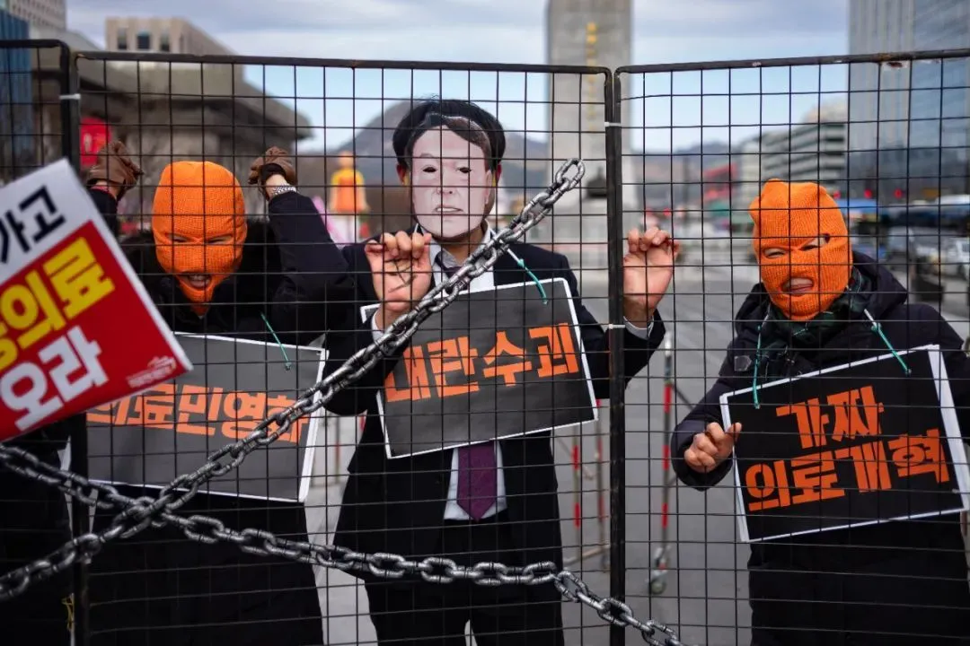 ▲2024年12月,尹锡悦戒严令事件后,韩国医保工会官员参加“尹锡悦必须走,扩大公共医疗保障服务”集会,批评他的医改政策失败。