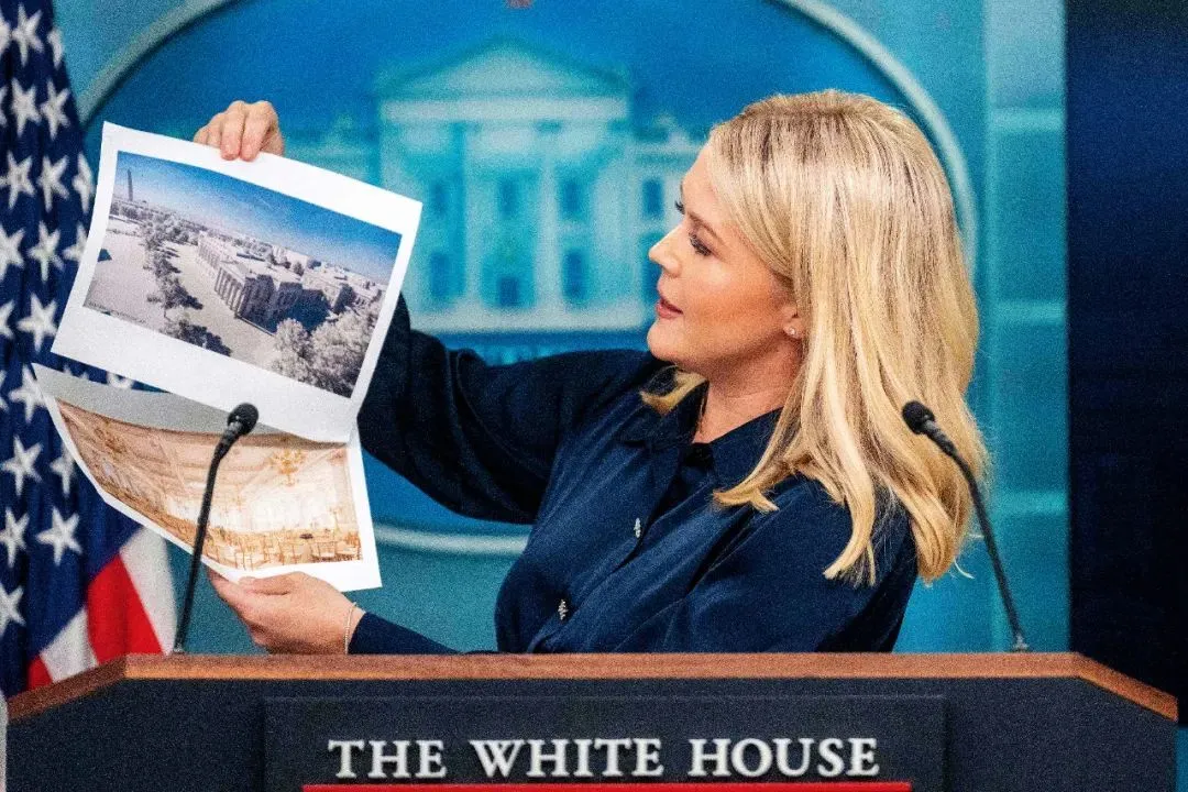 7月31日,美国华盛顿,白宫新闻秘书莱维特在每日简报会上展示白宫新宴会厅的效果图。