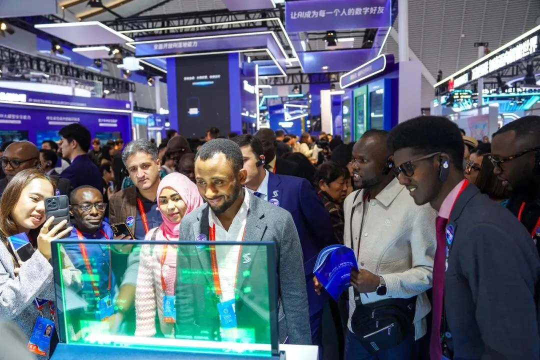 11月6日，浙江乌镇“互联网之光”博览会现场，国际嘉宾参观语言AI透明屏 图源：潮新闻客户端