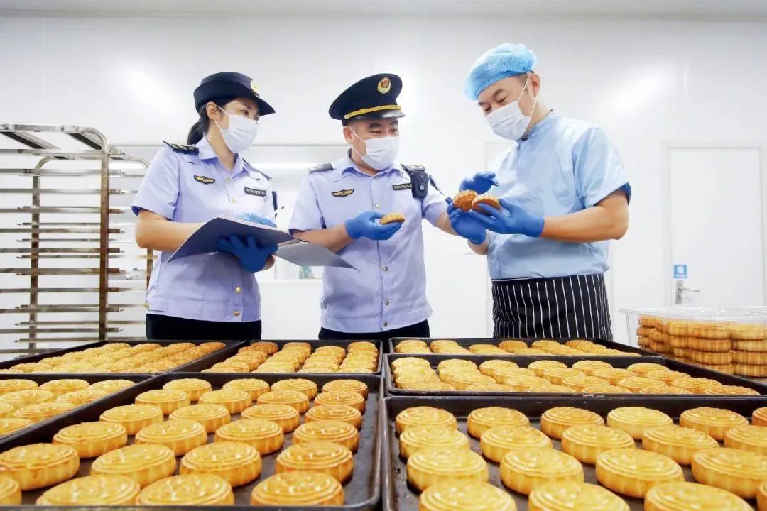2023年9月25日,河北邯郸市,市场监督管理局执法人员对食品加工企业的月饼进行检查。图/中新