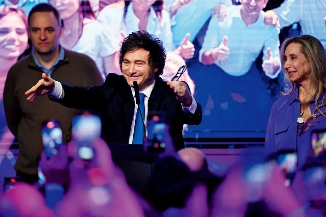 10月26日,阿根廷总统米莱在布宜诺斯艾利斯庆祝其领导的执政联盟自由前进党赢得国会中期选举。图/视觉中国