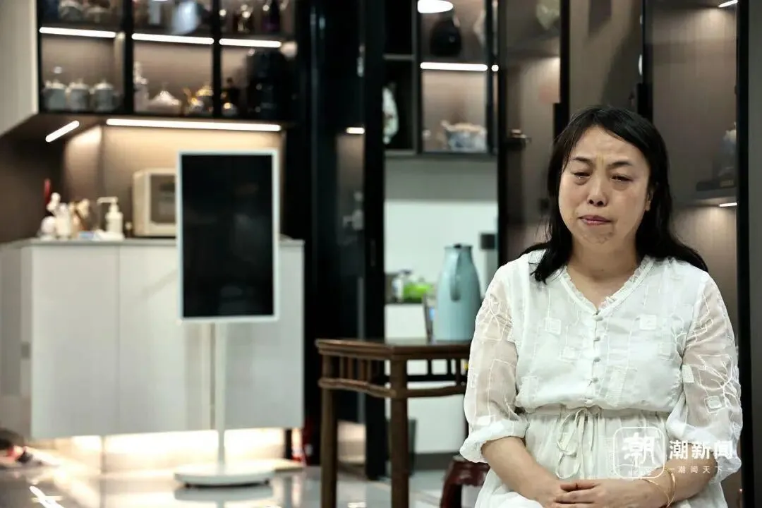 胡女士坐在儿子一家三口曾经居住的房子里。潮新闻记者 于诗奇 摄