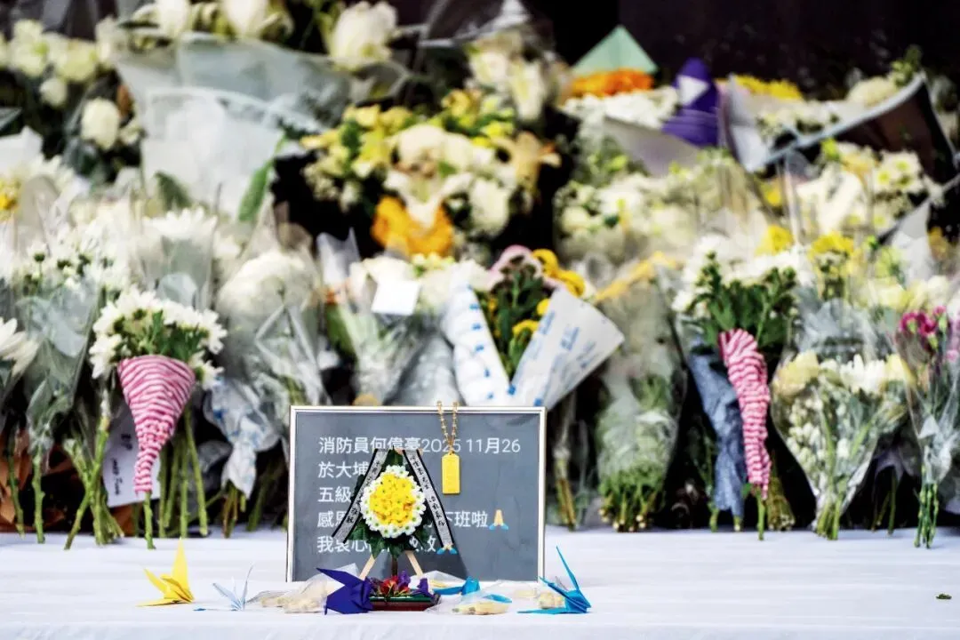 11月30日，香港沙田消防局外设立的临时纪念区，悼念在宏福苑火灾中牺牲的消防员。图/视觉中国