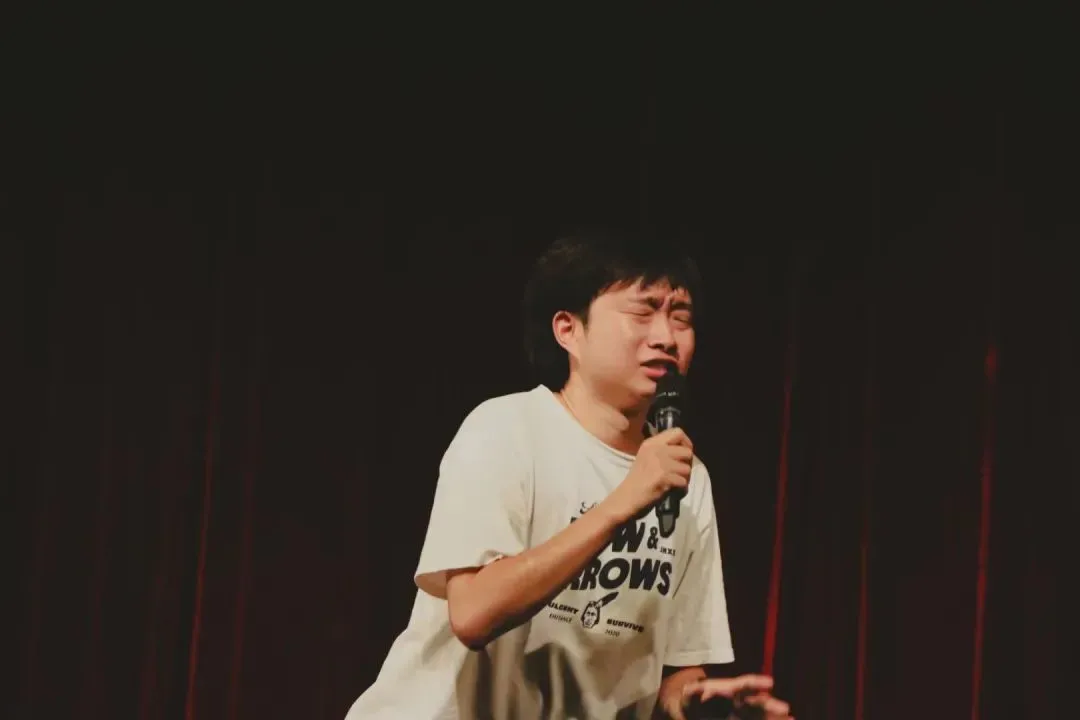 ◎ 成年的小奇，在脱口秀现场忆当年
