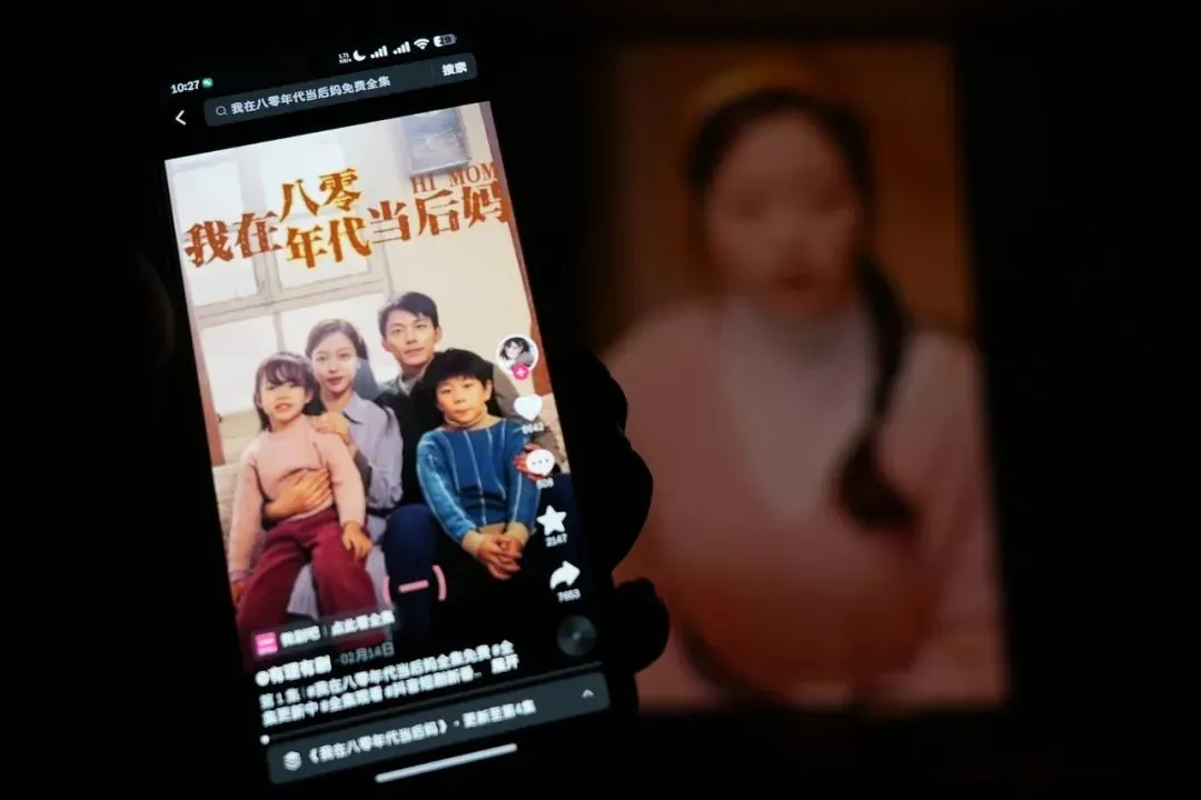 ● 网络微短剧《我在八零年代当后妈》。图源：视觉中国