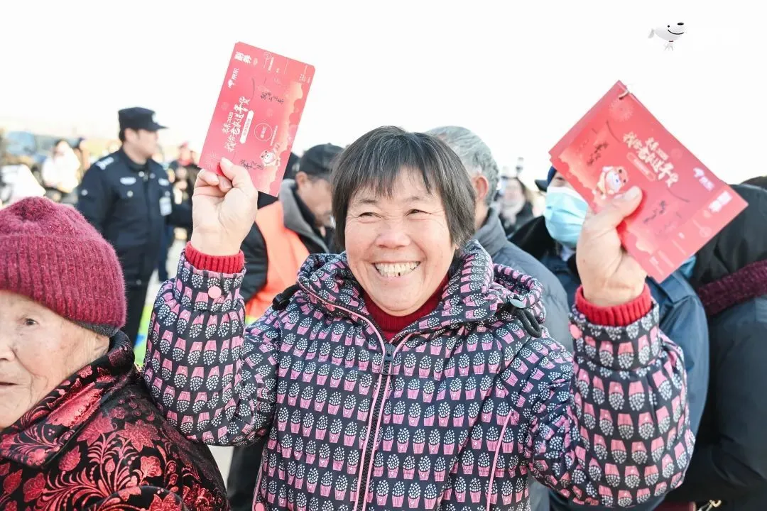 （上图为网传刘强东给老家乡亲送礼的场景）