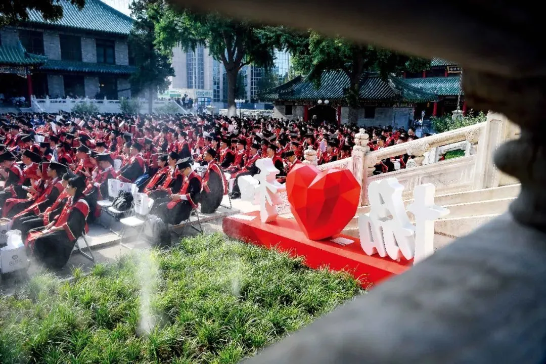 2024年6月28日，北京协和医学院2024年毕业典礼暨学位授予仪式举行。图/视觉中国