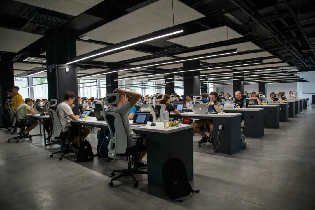 在绩效社会，你需要非常努力和表现得非常努力。（图/unsplash）