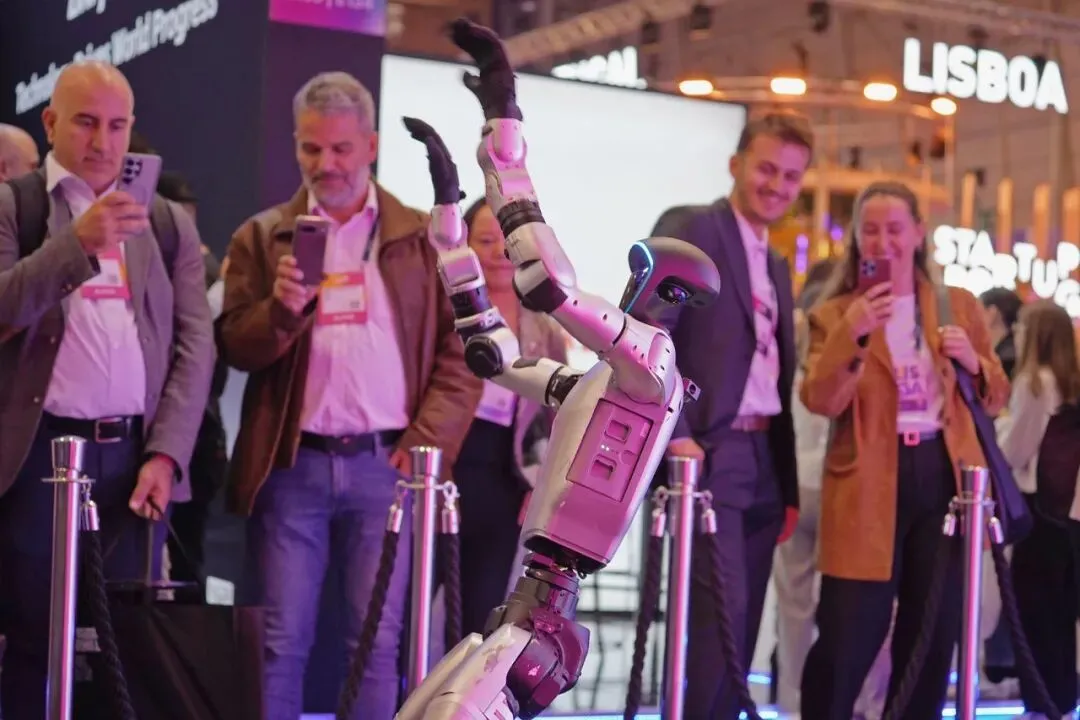 当地时间11月11日，来自中国杭州的宇树科技人形机器人在葡萄牙里斯本全球网络峰会上火爆全场 图源：潮新闻客户端