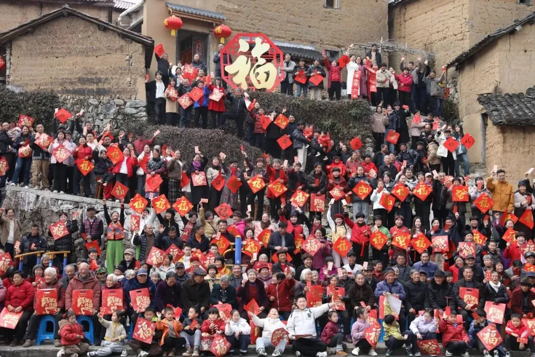 2月13日，绍兴市新昌县儒岙镇东山村，全村男女老少欢聚一堂，共同参与第八届“全村福”拍摄活动，用一张全家福定格新春团圆的美好瞬间 图源：潮新闻客户端