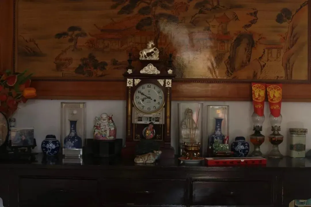 《讲故事的人》中，金蕨陪同采访对象回幼时居住的老宅。（图/受访者供图）