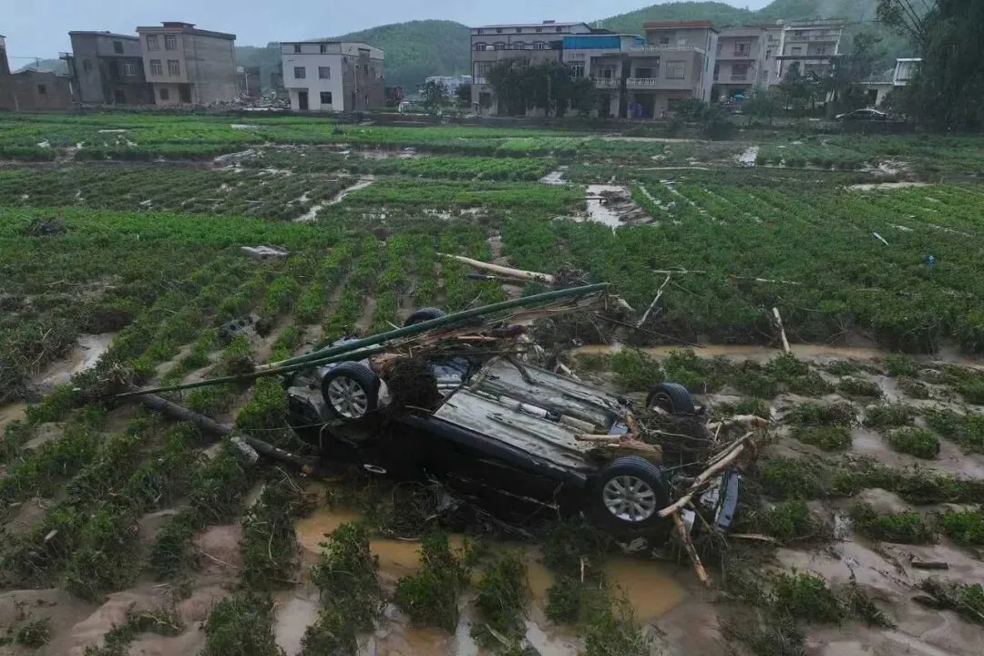 2026年7月7日，广西横州，一辆汽车被冲到六蓝水库附近的茉莉花田地
