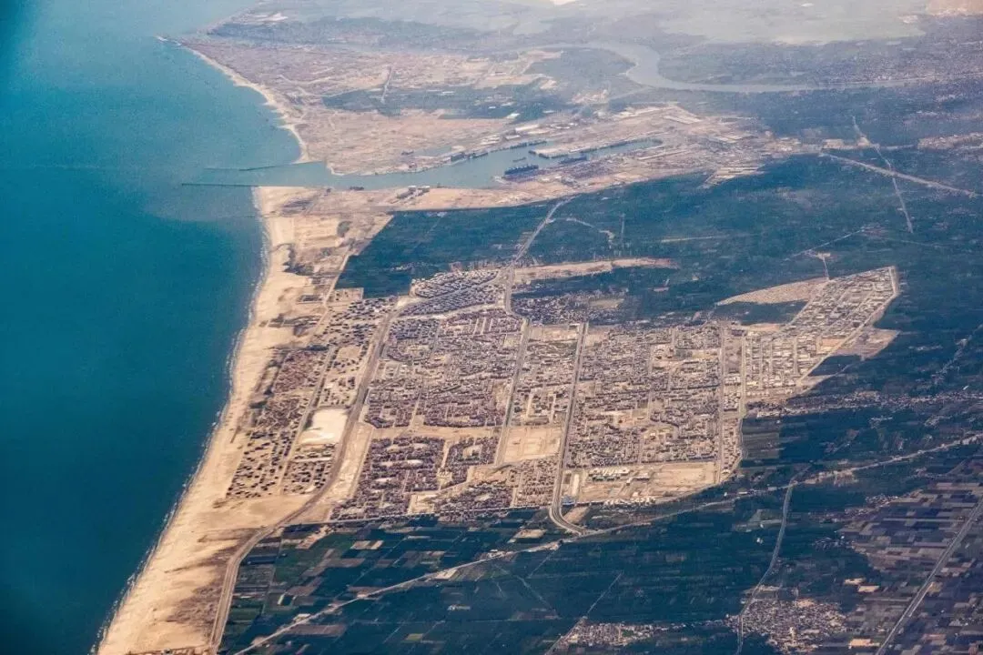 2021年5月28日,埃及地中海北部沿岸城市达米埃塔港口的航拍图。