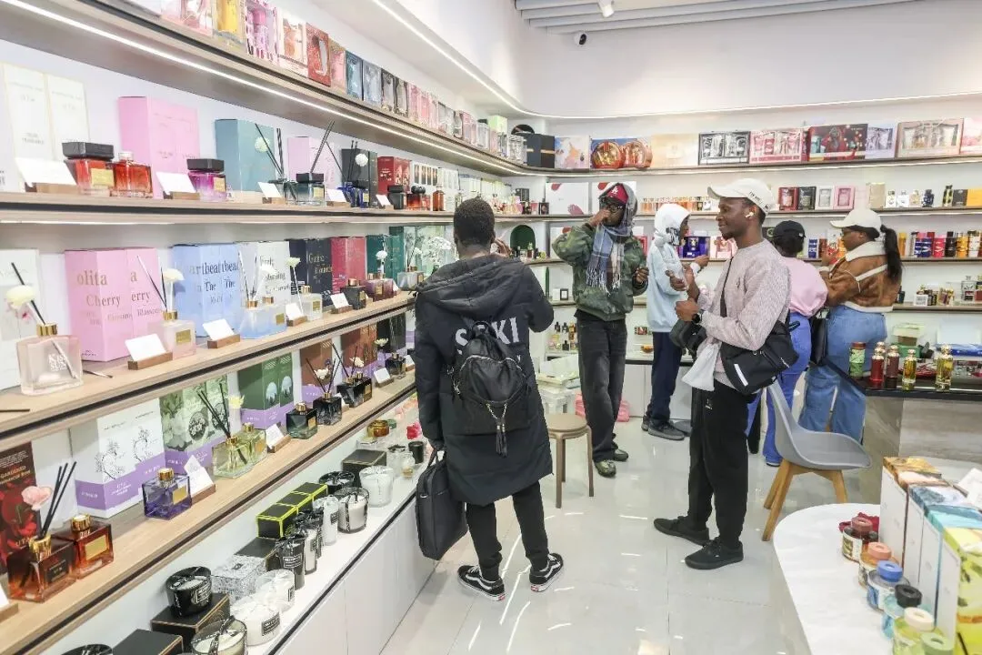 2月28日，外国客商在义乌全球数贸中心选购商品/新华社记者 徐昱 摄