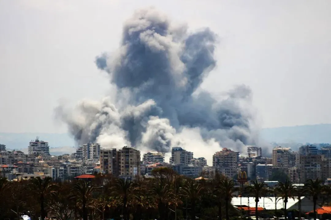 6月1日，以色列空袭黎巴嫩南部泰尔郊区后，一股烟雾升腾。