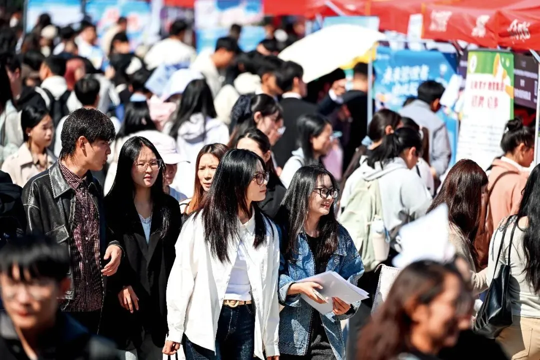 3月26日,云南省2026年公费师范生招聘会在云南师范大学呈贡校区举行。 图/中新