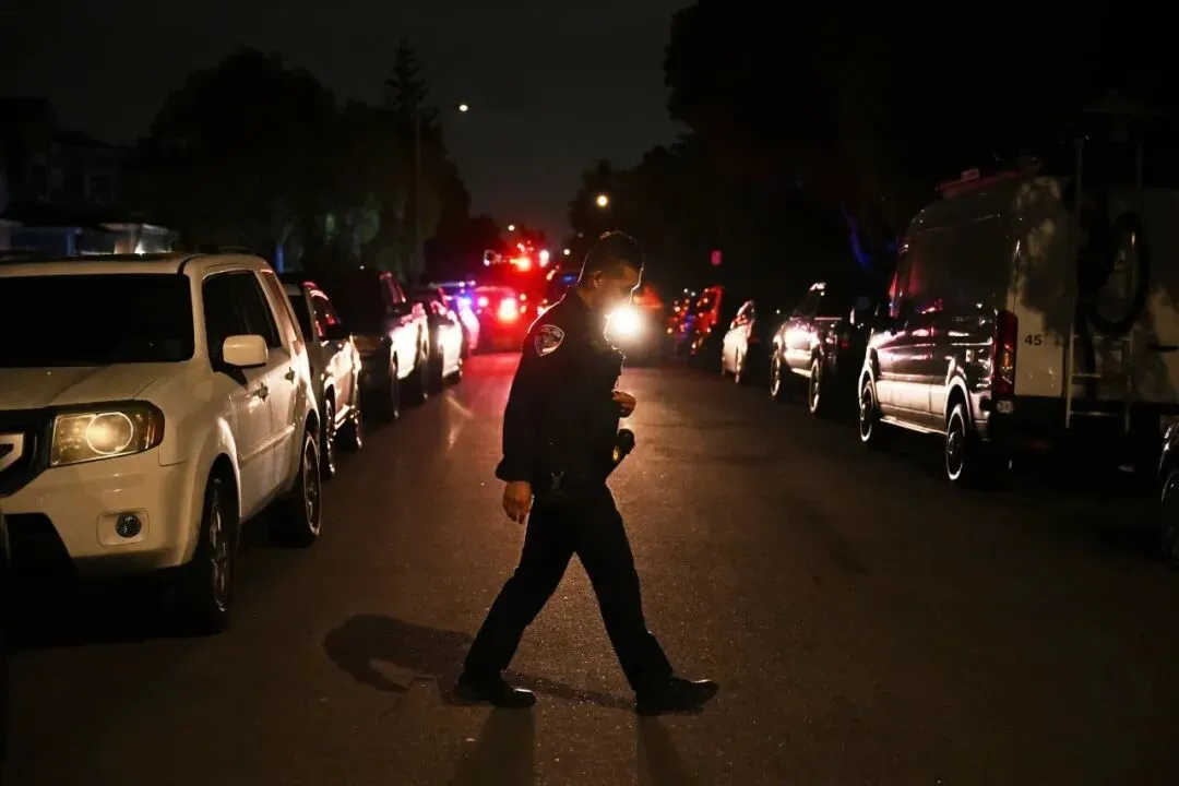 托兰斯一名警察周六在加利福尼亚托兰斯的一处与科尔·托马斯·艾伦有关的地址现场工作，艾伦是白宫记者晚宴枪击案的嫌疑人。