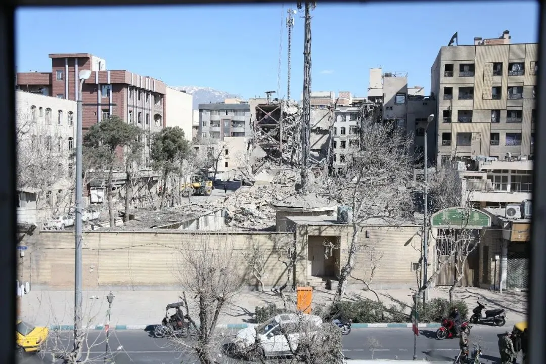 3月3日在伊朗德黑兰拍摄的一处在袭击中受损的建筑/新华社记者 沙达提 摄