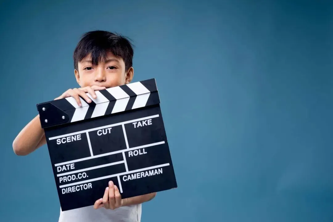 如果为了拍摄短剧而耽误孩子接受义务教育，或者孩子在拍摄后身心健康受损，情况严重的，用人单位和家长都可能涉嫌违法。图/IC