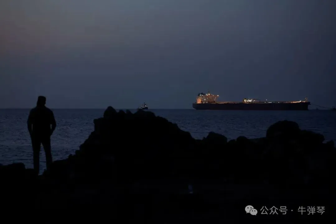 周二,帕纳索斯原油轮停泊在阿曼马斯喀特,因美以与伊朗冲突期间,霍尔木兹海峡的交通量减少。