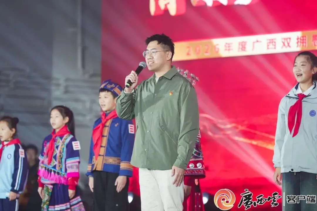 陈虞文带领广西少先队员代表登上广西舰,送新春祝福