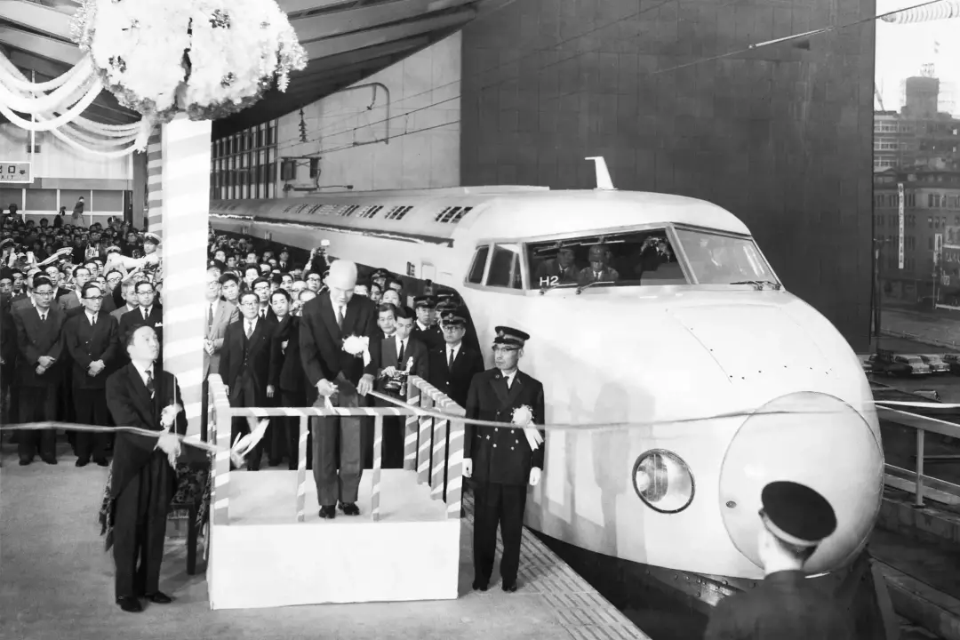 ▲ 1964年10月，日本东京站举行东海道新干线开通剪彩仪式。