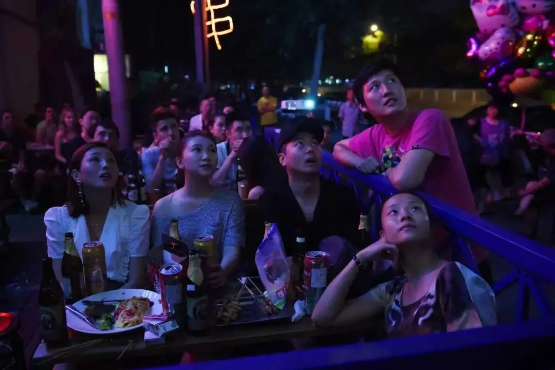 2014年6月,北京一家酒吧外,正在看球的人们。