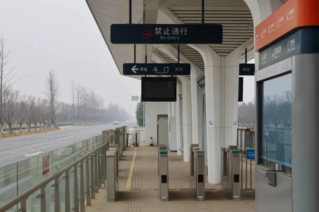 已拆除自动闸机的西咸智轨1号线斗门站 图/受访者供图