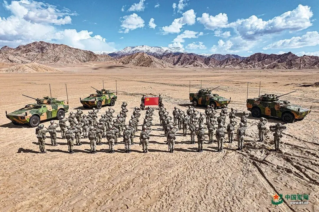 空降兵某旅组织党员骨干重温入党誓词（资料照片）。谢程宇 摄