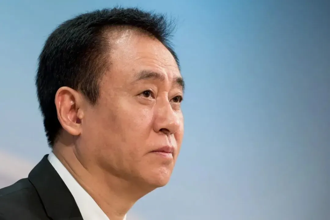 我们讨论“半蹲递水”时,更该看许家印的骄奢淫逸