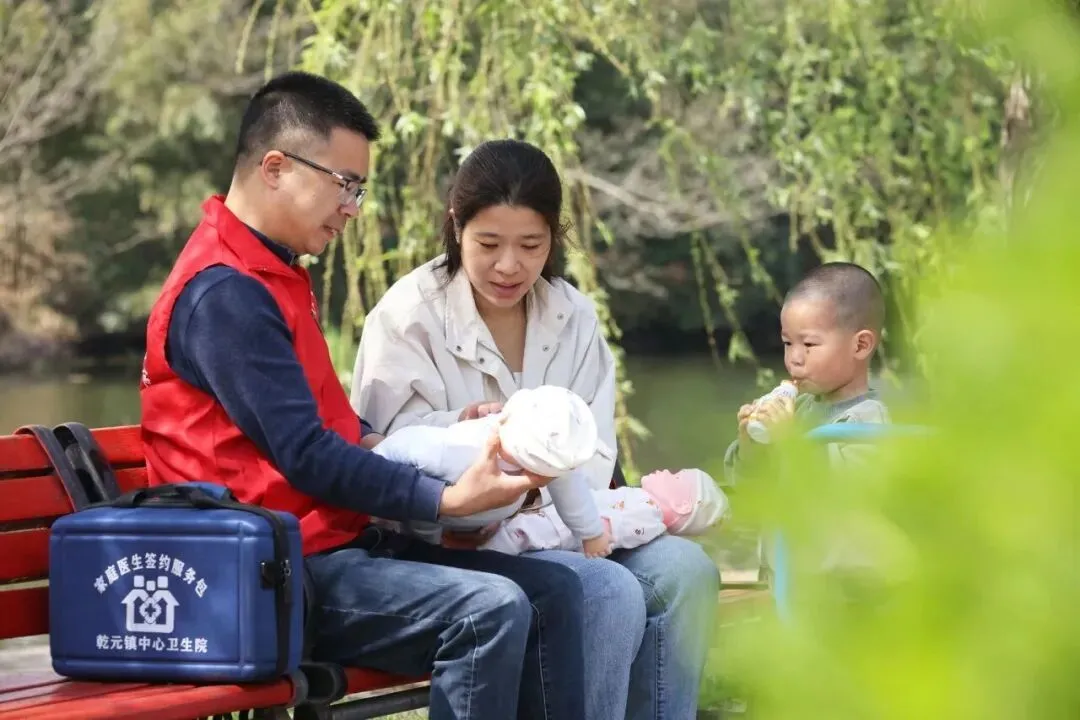 2025年4月7日，浙江省湖州市德清县乾元镇中心卫生院家庭医生、浙江省基层名中医王红武（左）在联星中心村体育休闲公园，指导宝妈进行婴幼儿中医推拿按摩保健/新华社发（倪立芳摄）