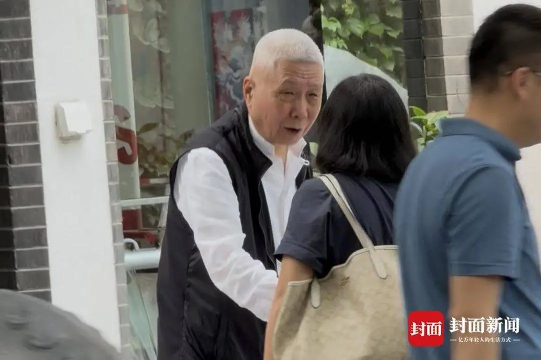 马未都与海口文保人员会面 告别连说“结果是好的”