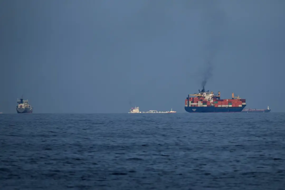 当地时间3月11日,霍尔木兹海峡上的油轮和货船。图源:美媒