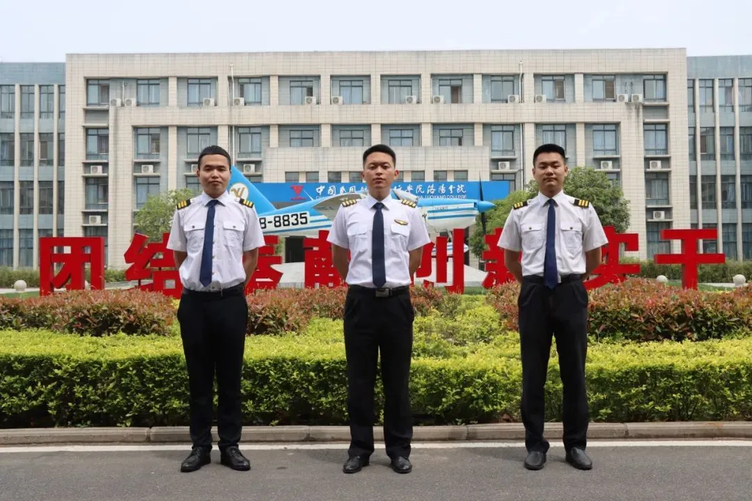 周广昊（中间）和王书然、曾哲（王晨阳/摄）