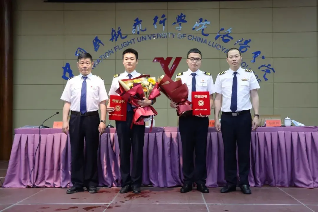 中飞院副院长欧阳霆（左一），中国民航英雄机长、中飞院总飞行师刘传健（左四）为王书然（左二）、曾哲（左三）颁发一等功荣誉证书。（王晨阳/摄）
