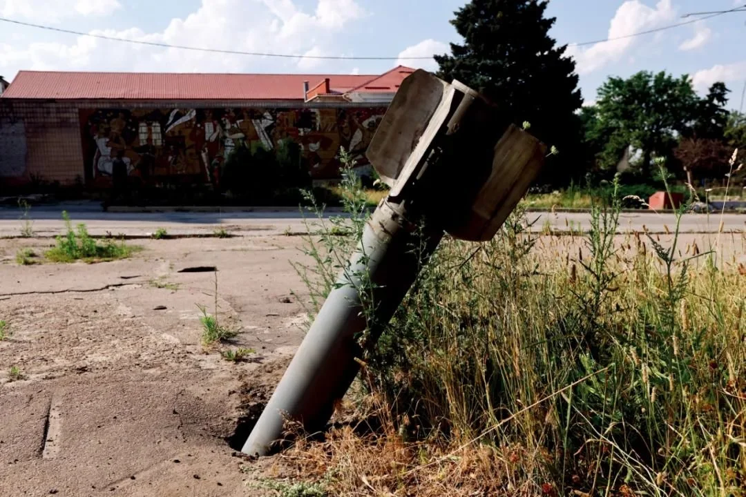7月5日，卢甘斯克地区，街头的未炸炮弹。图/人民视觉