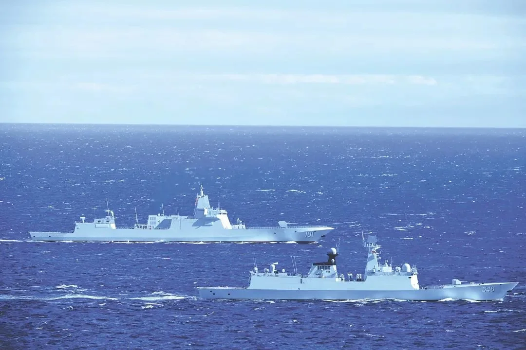 当地时间9月2日，“东方-2022”演习中方参演舰艇编队在航行中。 王泽洲摄
