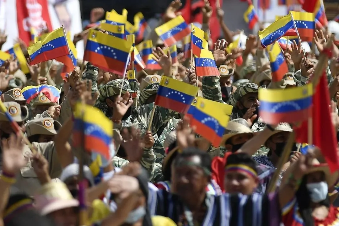 ▲资料图片：当地时间2022年7月5日，委内瑞拉首都加拉加斯，当地举行的独立日游行中，民兵手持国旗。（视觉中国）