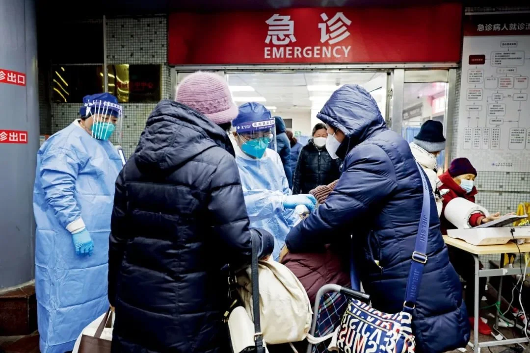 警惕奥密克戎引起的病毒性肺炎 多地重症床位接近临界