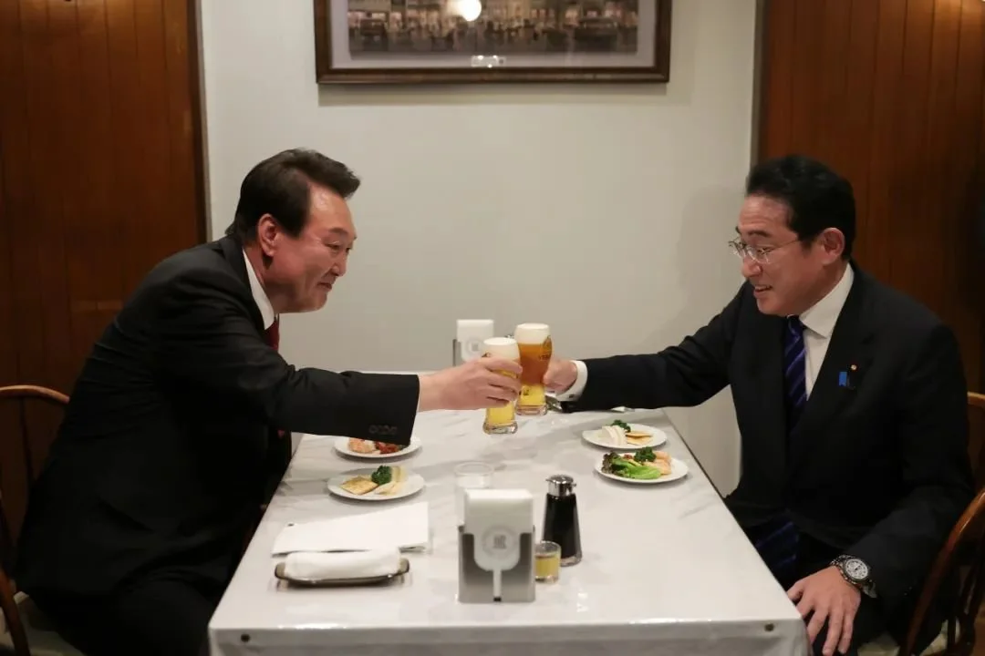 16日晚，韩国总统尹锡悦与日本首相岸田文雄与在东京银座一家餐厅共饮啤酒。图自：koreaherald