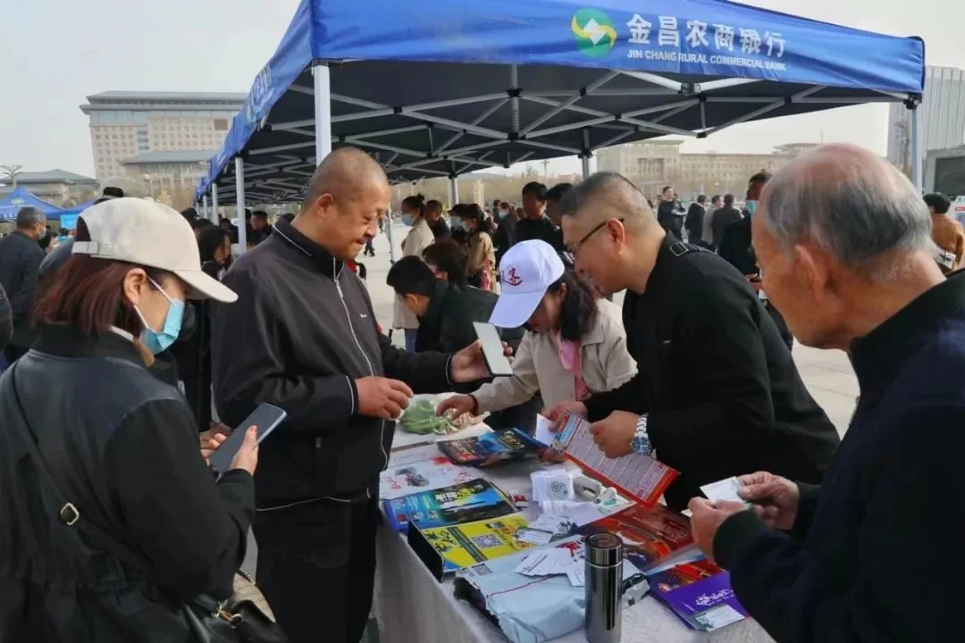 品味金昌爱上家乡 网红达人"村花"现场带货为甘味代言-南昌网红打卡铛铛车正式发车