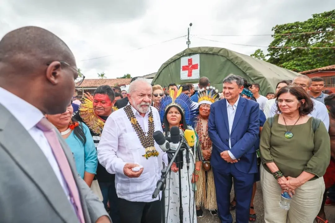 ▲ 2023 年 1 月，卢拉率队访问罗赖马州（Roraima state）的博阿维斯塔镇（Boa Vista），同行的部长中包括原住民事务部部长索妮娅·瓜雅雅拉（卢拉右侧）。 总统宣布采取紧急行动保护亚诺玛米土著居民。 图片来源： Ricardo Stuckert / Palácio do Planalto / CC BY