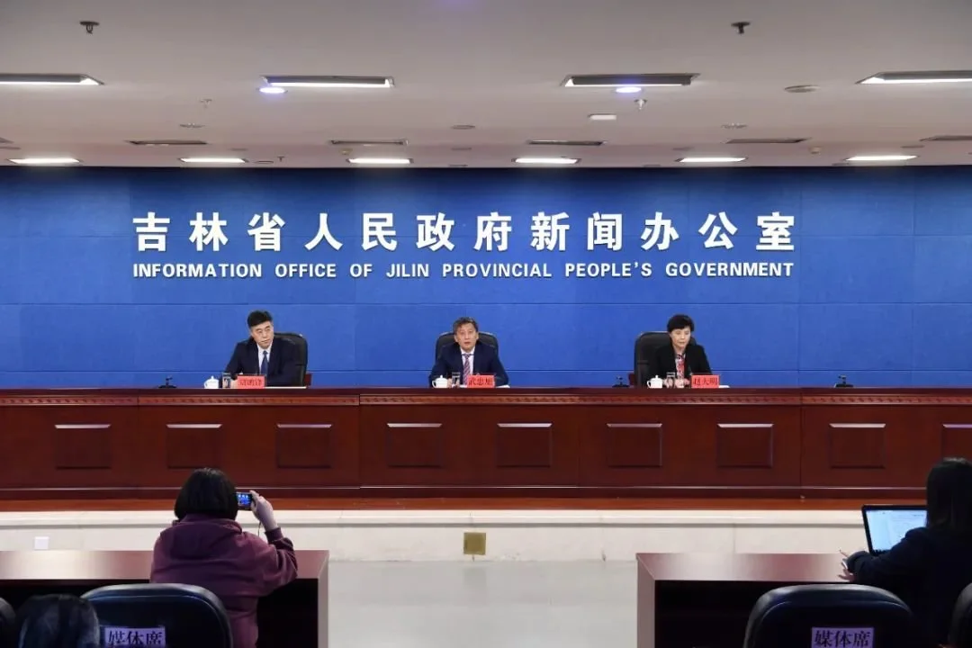 据武忠旭介绍，2023年吉林市春季文旅系列活动的特点和亮点包括：主题鲜明、渔味十足。今春吉林市文旅市场以“踏青品鱼&middot;寻味江城”为鲜明主题，以“第14届松花湖开江鱼美食节”系列活动为主线，先后举办“吉游吉行&middot;长来长往”推介会，“春觅渔趣” “渔翔江城”征文、书画展、摄影展、创作笔会，大学生渔文化创意设计，“乐享渔味&middot;玩转江城”采风踏线、摄影打卡、直播互动，“一城一味”特色鱼餐优惠促销，穿越江城——吉林市“汉服游园会”等系列活动，集鱼美食、鱼征文、鱼评比、鱼打卡、鱼环保、鱼促销于一体，分别面向大学生、自媒体达人、文艺爱好者、文化工作者以及长春市精准客群开展丰富多彩的主题活动，强化渔产品的文化属性，提升旅游节庆活动的文化内涵，真正弘扬、传承吉林市渔文化。