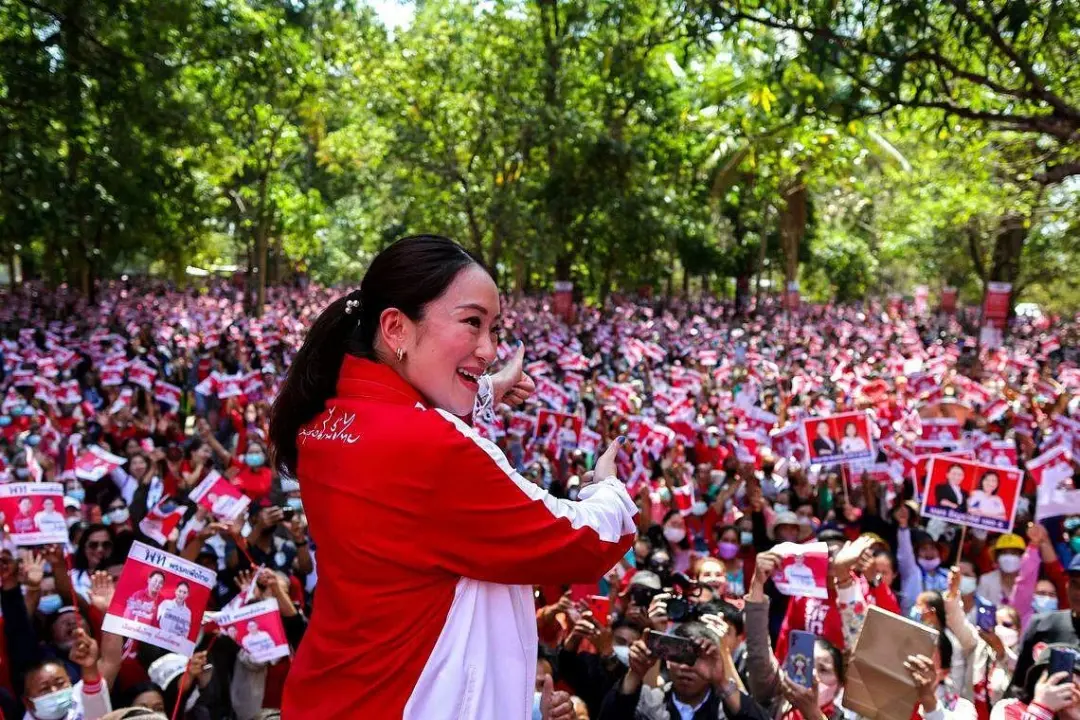 ▎2023年2月17日，大选期间，佩通坦在泰国乌汶府的一座寺庙向支持者致意。