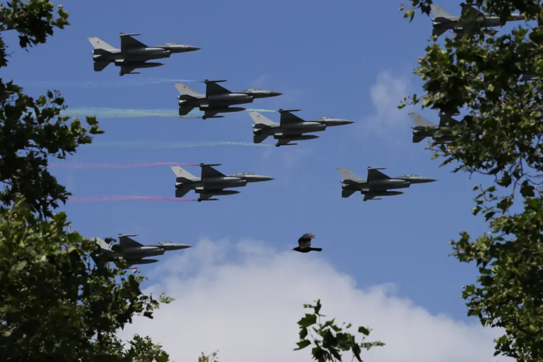 ▲资料图片：在比利时布鲁塞尔，多架F-16战机参加国庆日阅兵式。新华社发