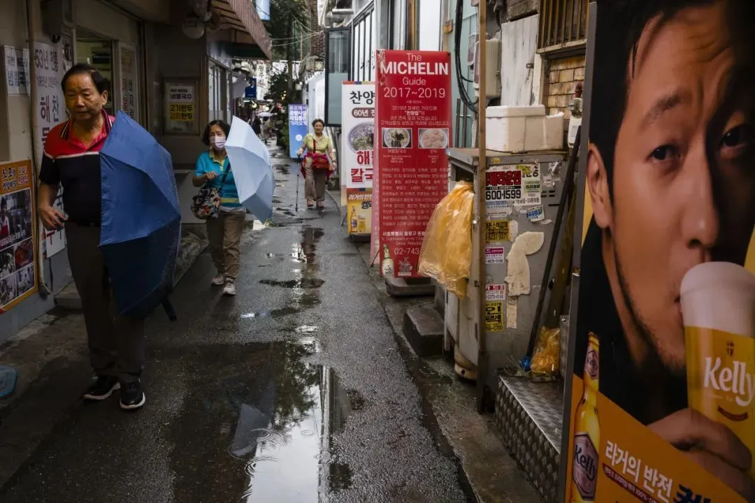 8��30�գ����׶�һ��С��Ĳ͹�ǰ�������˴�����ɡ�߹����������磩