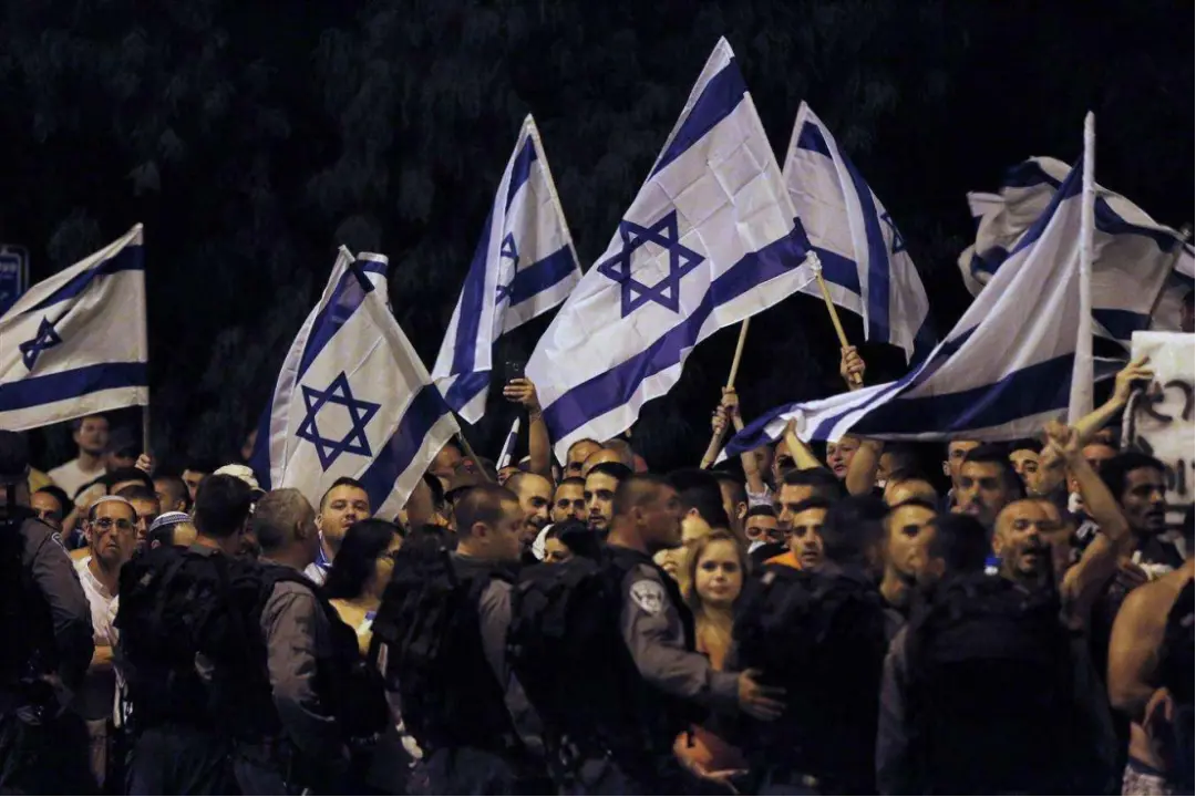 �Ʋ�������һ�����˷�ת����ɫ�о�����һ֧���������