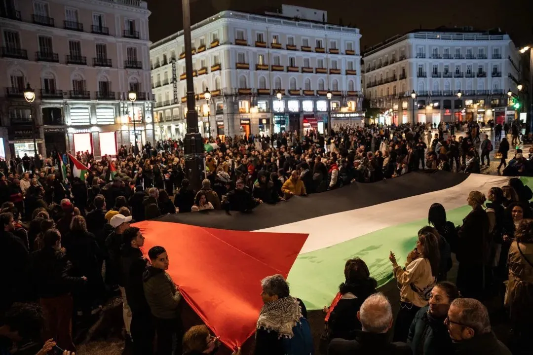 ������ʱ��2023��11��1�գ���������������ھۼ���̫���Ź㳡�ϵ������˹̹�����ߡ�